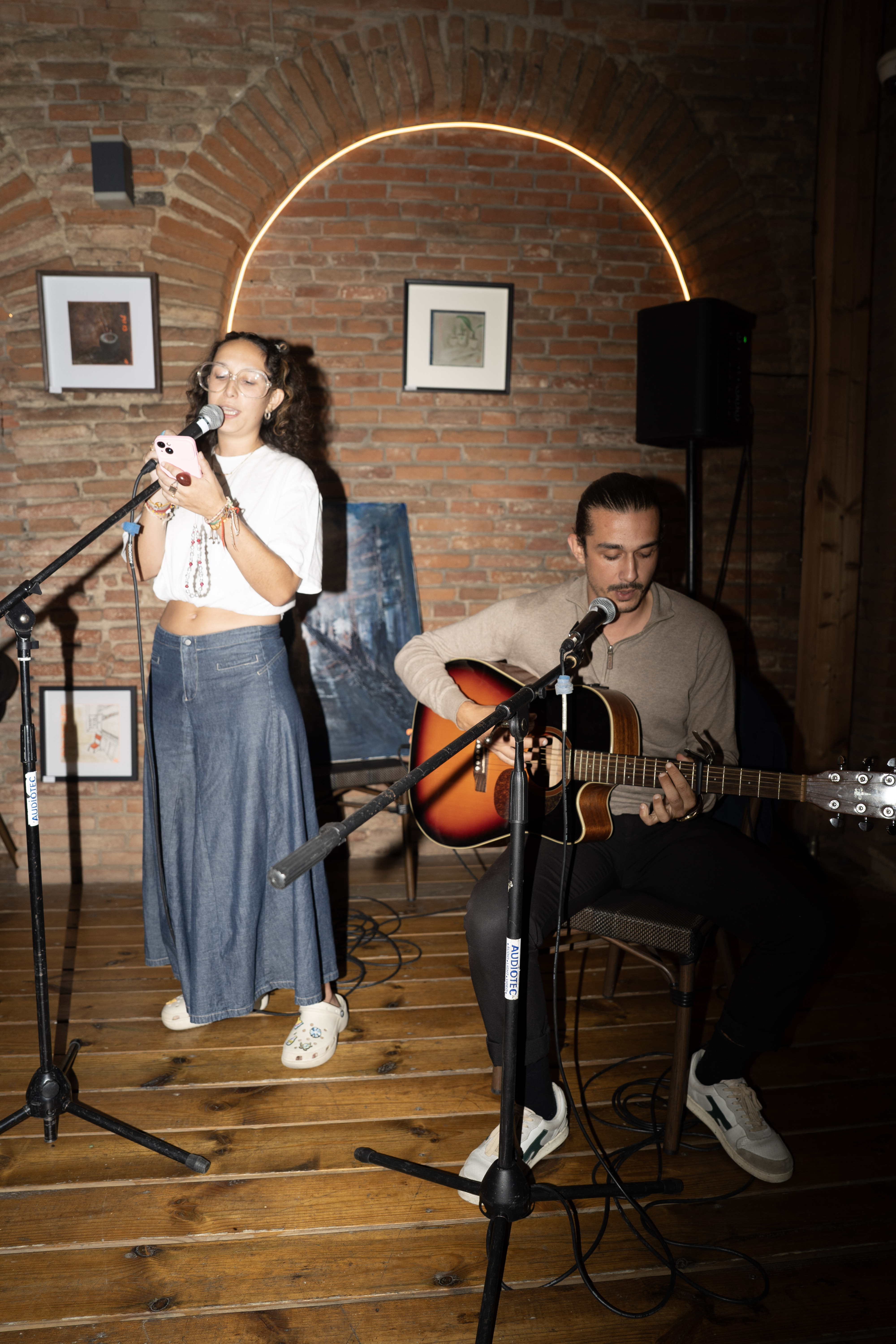 Duo de musiciens jouant pendant la soirée du Sist Rallye Club